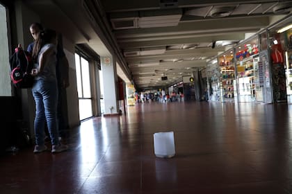 Goteros en un día de pleno sol en los pasillos de la terminal de Retiro; el olor a orín invade y se mezcla con el tufo que combina comida, transpiración y humedad