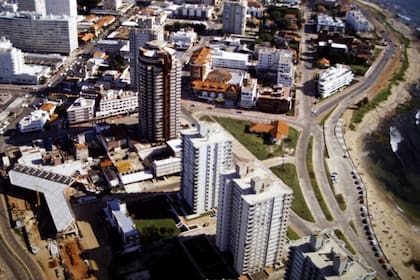 Terminal de buses en construcción. Punta del Este cumple 115 años. (Foto: Archivo El País)