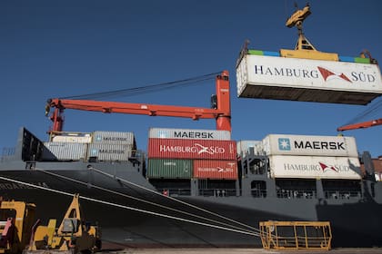 Movimiento de contenedores en el puerto de Rosario. La clave del momento pasa por diversificar el comercio regional