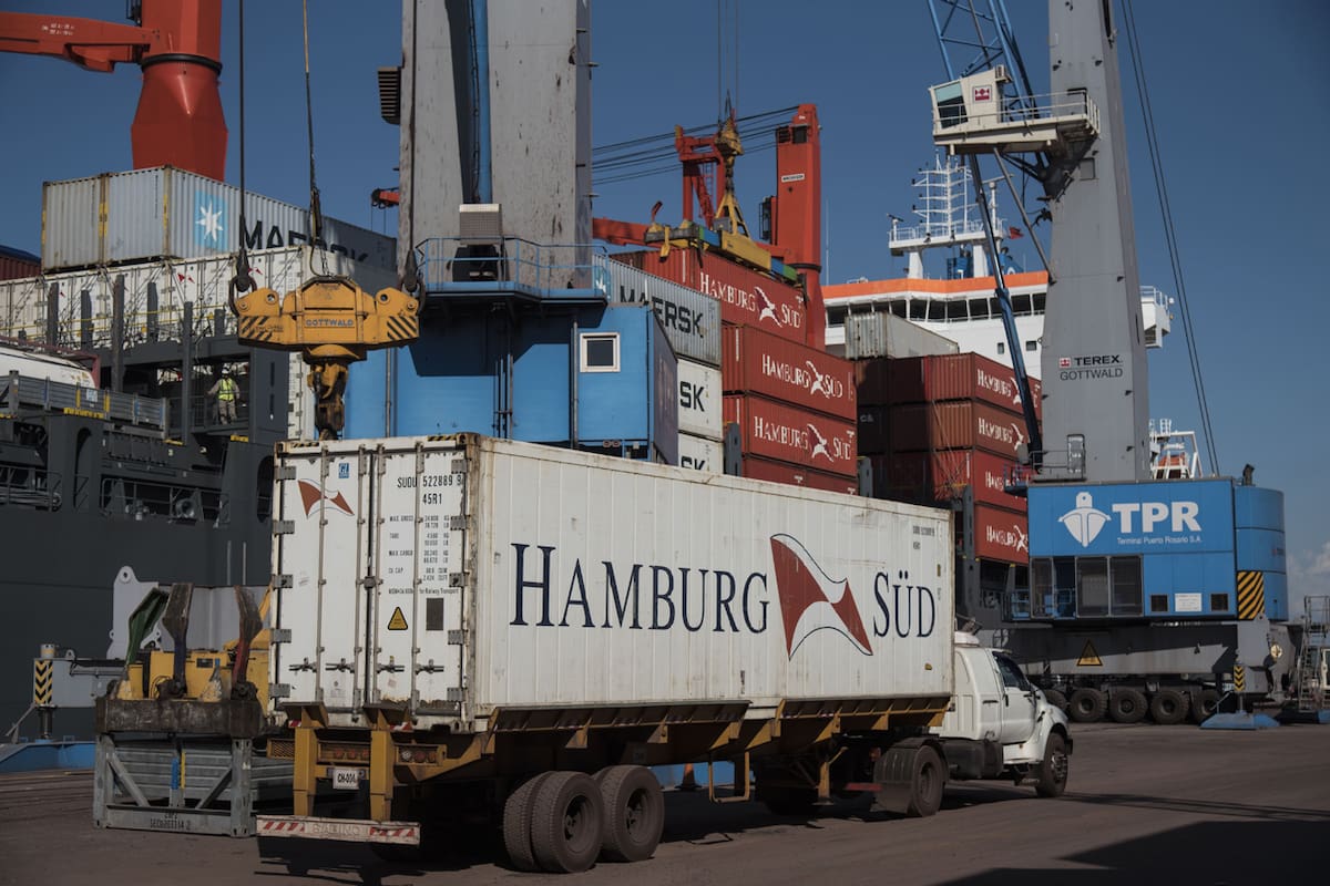 Terminal Puerto Rosario, desde donde saldran en el dia de hoy el primer cargamento de limones hacia EEUU.
En este contenedor (blanco) es probable que vaya el cargamento de limones.
Contenedores. (para archivo)
19-04-18
Foto: Marcelo Manera