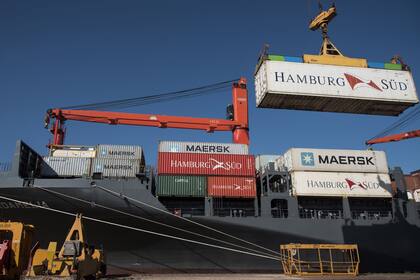 Terminal Puerto Rosario, desde donde saldran en el dia de hoy el primer cargamento de limones hacia EEUU.
En este contenedor (blanco) es probable que vaya el cargamento de limones.
Contenedores. (para archivo)
19-04-18
Foto: Marcelo Man