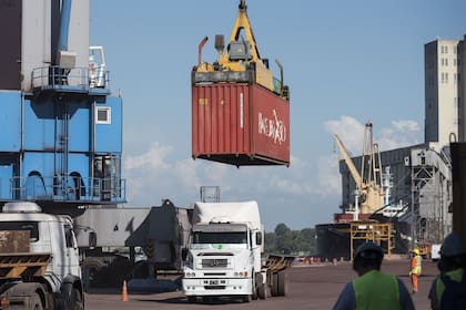 Terminal Puerto Rosario, desde donde saldran en el dia de hoy el primer cargamento de limones hacia EEUU.
Contenedores. (para archivo)
19-04-18
Foto: Marcelo Manera