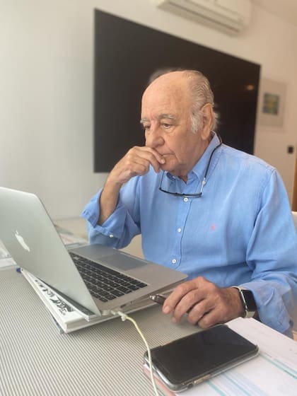 “Termino de leer los diarios alrededor de las 10.30 de la mañana. Es una pasión de la que no puedo desprenderme. Este es un oficio que se lleva permanentemente porque es como decía (Félix Hipólito) Laíño, ese gran maestro del periodismo, que mientras tengas curiosidad y asombro vas a seguir siendo periodista. Y yo sigo teniendo emoción y asombro", explica Llamas sobre su rutina en Punta del Este