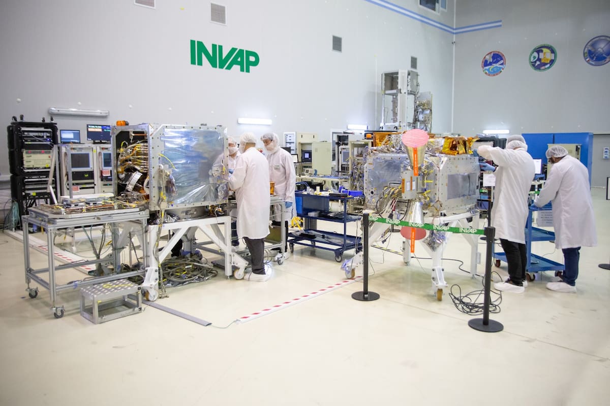 Terminó la etapa de fabricación del satélite argentino SABIA-Mar y ahora comienzan las pruebas antes de su lanzamiento, previsto para 2027; el satélite fue construido en Invap junto con la empresa local Veng y la Conae