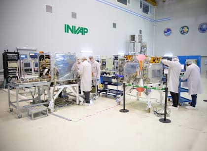 Terminó la etapa de fabricación del satélite argentino SABIA-Mar y ahora comienzan las pruebas antes de su lanzamiento, previsto para 2027; el satélite fue construido en Invap junto con la empresa local Veng y la Conae