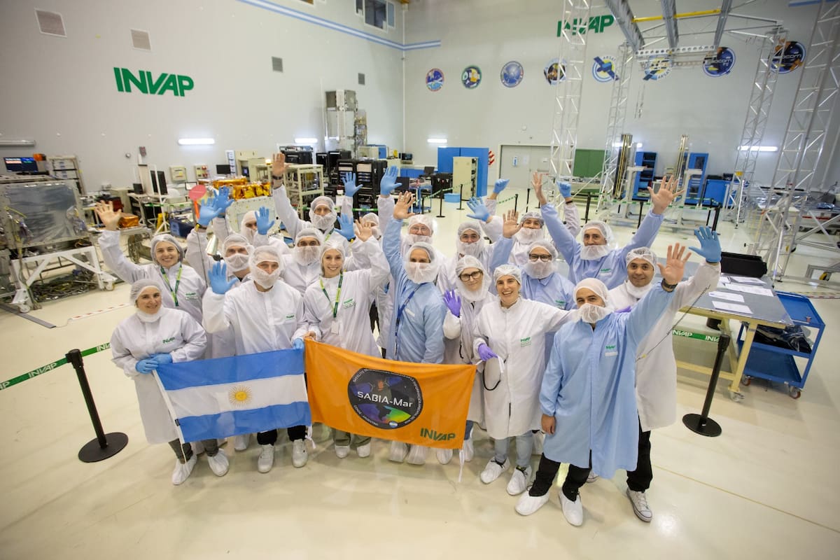 Terminó la etapa de fabricación del satélite argentino SABIA-Mar y ahora comienzan las pruebas antes de su lanzamiento, previsto para 2027; el satélite fue construido en Invap junto con la empresa local Veng y la Conae