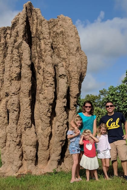 La familia Markez en el ingreso al Parque Nacional de Kakadu, ubicado a 250 kilómetros de Darwin