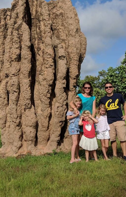 La familia Markez junto a un enorme termitero en el camino que lleva de Jabiru a Darwin