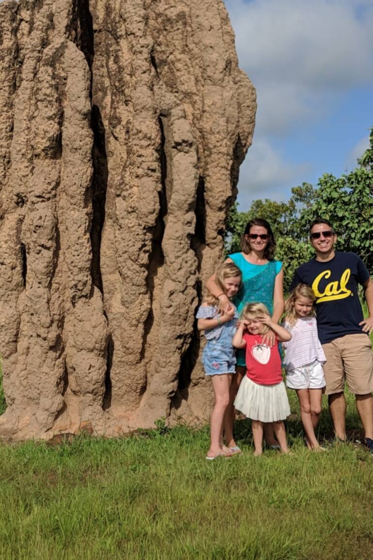 La familia Markez junto a un enorme termitero en el camino que lleva de Jabiru a Darwin