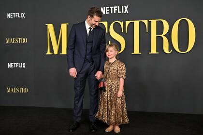Ternura, complicidad y mucho brillo propio: Bradley Cooper le cedió todo el protagonismo de la premiere de Maestro a su pequeña hija Lea, quien se robó todas las miradas