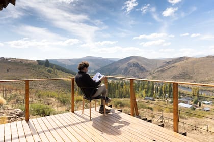 Terraza de Sheipuquin, un conjunto de cabañas de montaña rodeadas de un entorno nativo, pensadas por Mariel Grassetti y Alejandro Nacimiento
