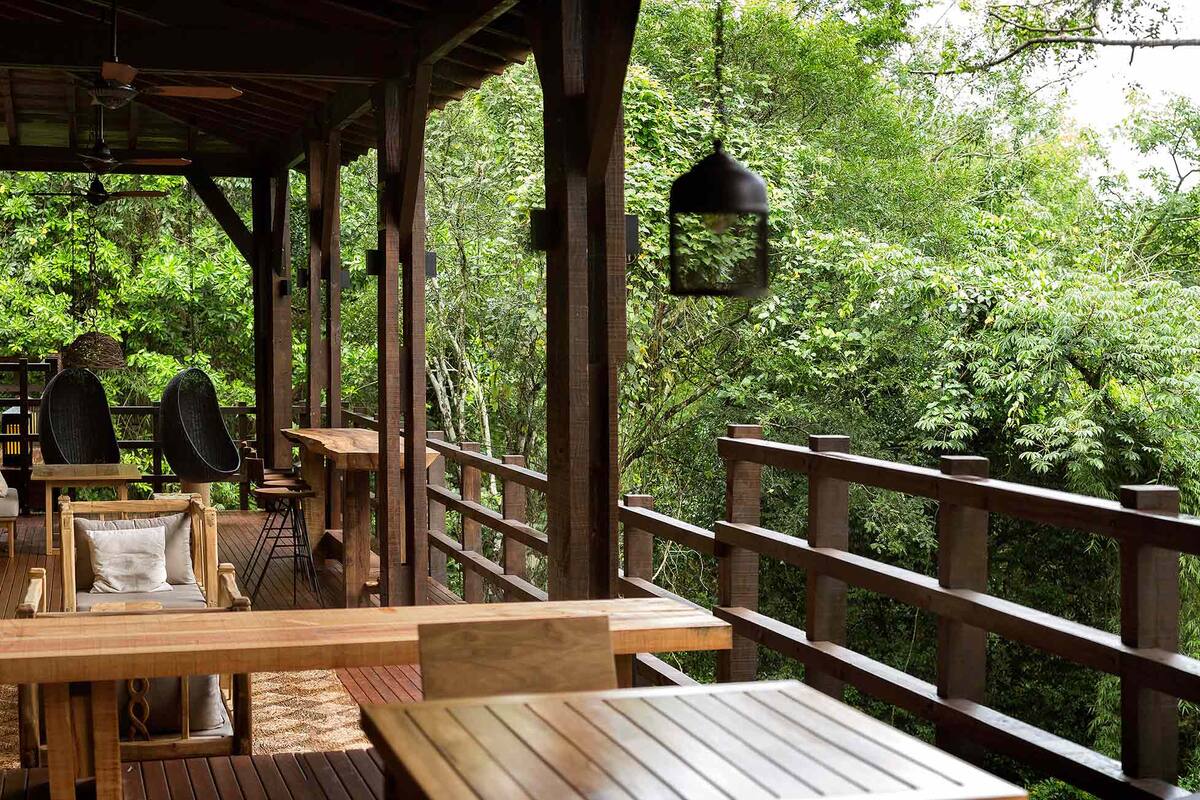 Terraza del main lodge de Awasi, unicado en medio de la selva Yrapú.