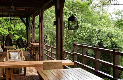 Terraza del main lodge de Awasi, unicado en medio de la selva Yrapú, es uno de los hoteles que obtuvo dos llaves Michelin