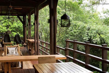 Terraza del main lodge de Awasi, unicado en medio de la selva Yrapú.