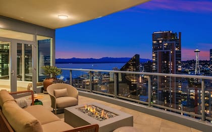 Terraza privada con zona de estar orientada hacia el Space Needle y la bahía