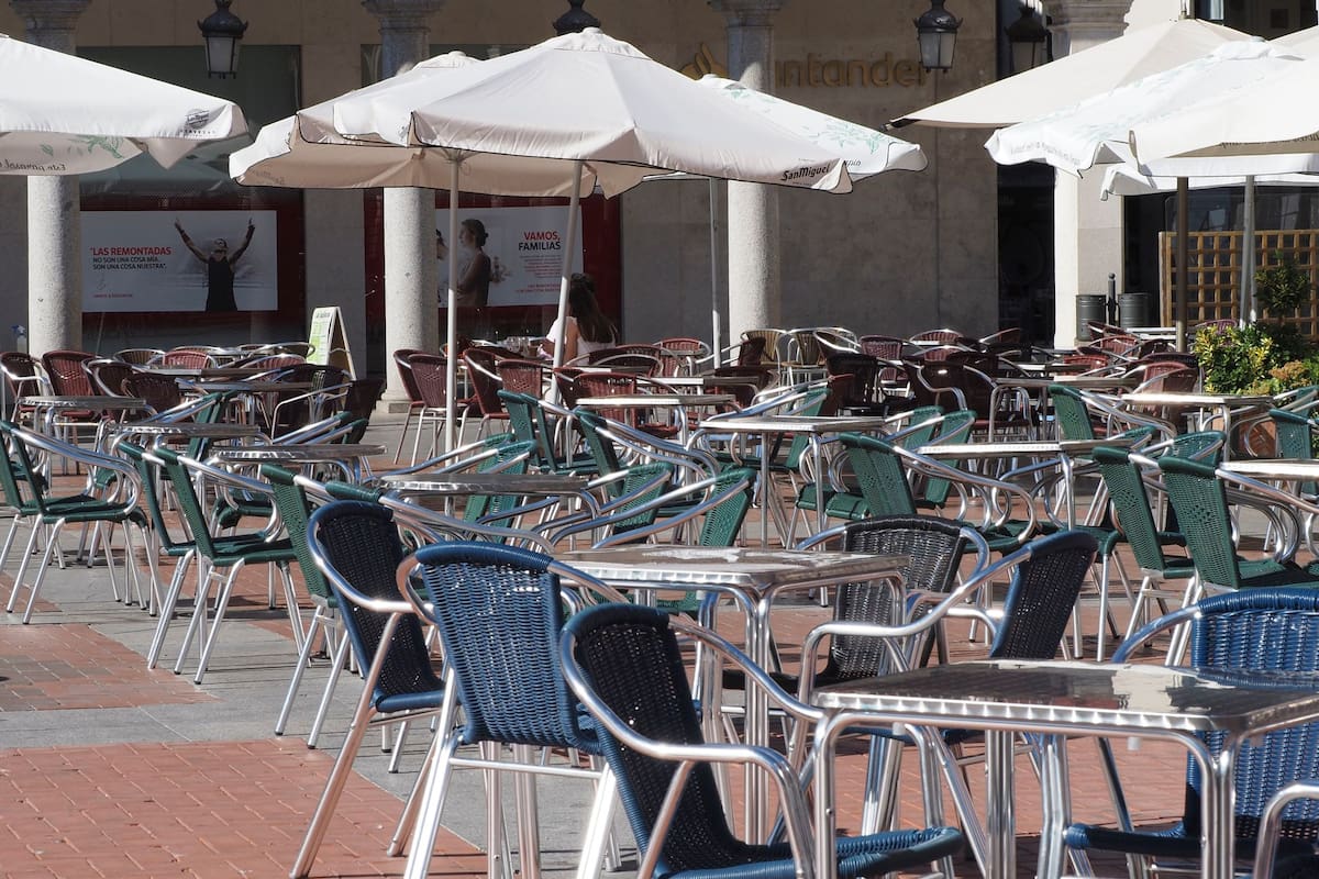 Terrazas de bares en la Plaza Mayor de Valladolid, Castilla y León.
