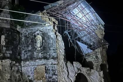 Terremoto en Filipinas daña edificio y lleva a la gente a salir corriendo de sus casas