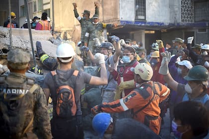 Terremoto en México: miles de rescatistas y ciudadanos trabajan para conseguir el milagro y rescatar gente