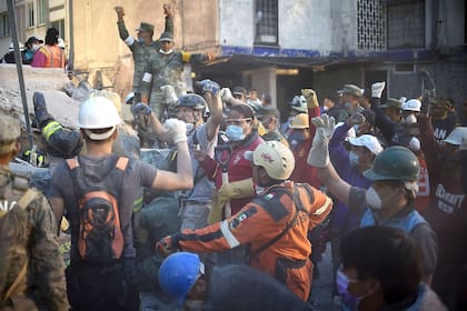 Terremoto en México: miles de rescatistas y ciudadanos trabajan para conseguir el milagro y rescatar gente