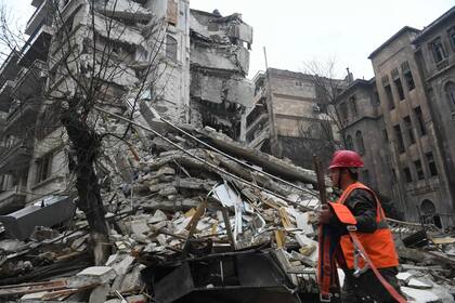 Terremoto en Turquía: la tristeza del hombre que fue fotografiado tomándole la mano a su hija muerta bajo los escombros