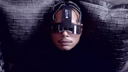 Terrence Howard es un policía que decide tomar una vacación virtual que cambiará su vida