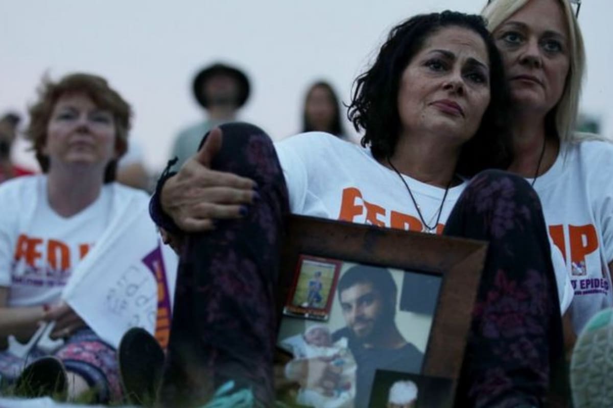 Terri Zaccone con un retrato de su hijo, Thomas DeVito, que murió accidentalmente por una sobredosis de carfentanilo, una nueva forma de fentanilo, a los 29 años