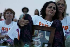 Terri Zaccone con un retrato de su hijo, Thomas DeVito, que murió accidentalmente por una sobredosis de carfentanilo, una nueva forma de fentanilo, a los 29 años