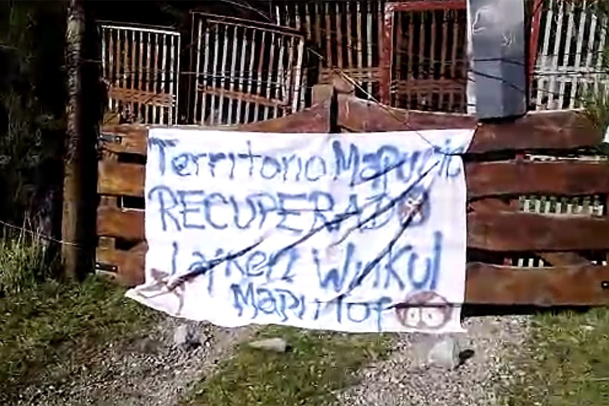 "Territorio mapuche recuperado", la leyenda en el ingreso a las cabañas de la diócesis de San Isidro, en Villa Mascardi