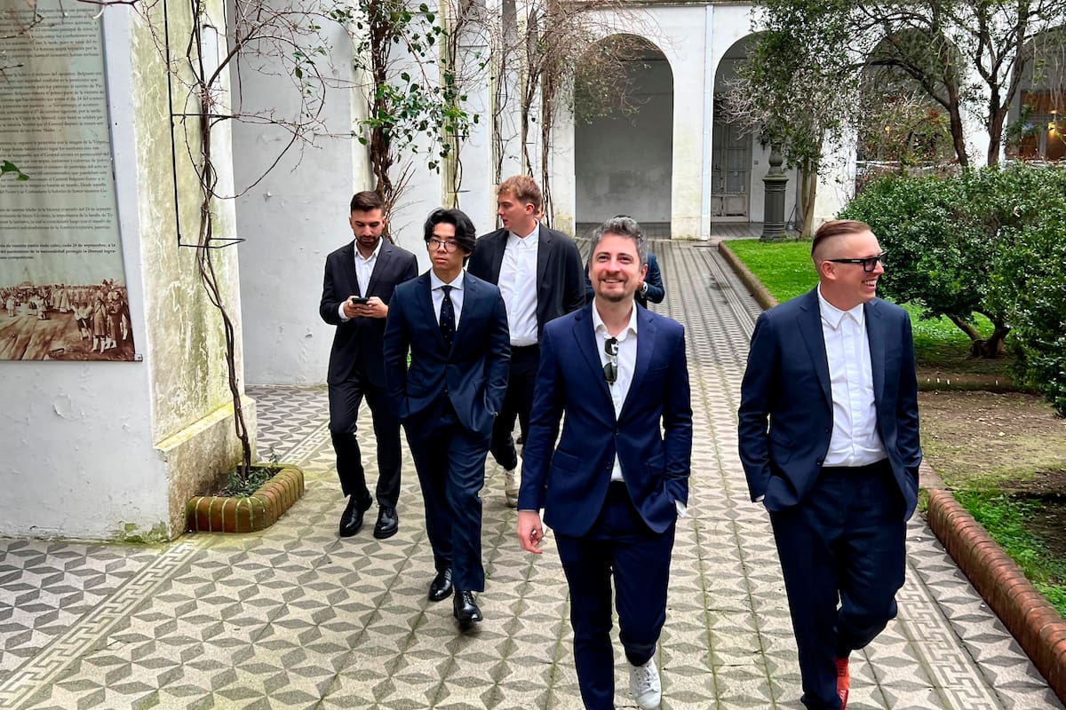 Terrones Godoy, al frente; atrás, Novelli y Hayden Davis, antes del lanzamiento de $LIBRA