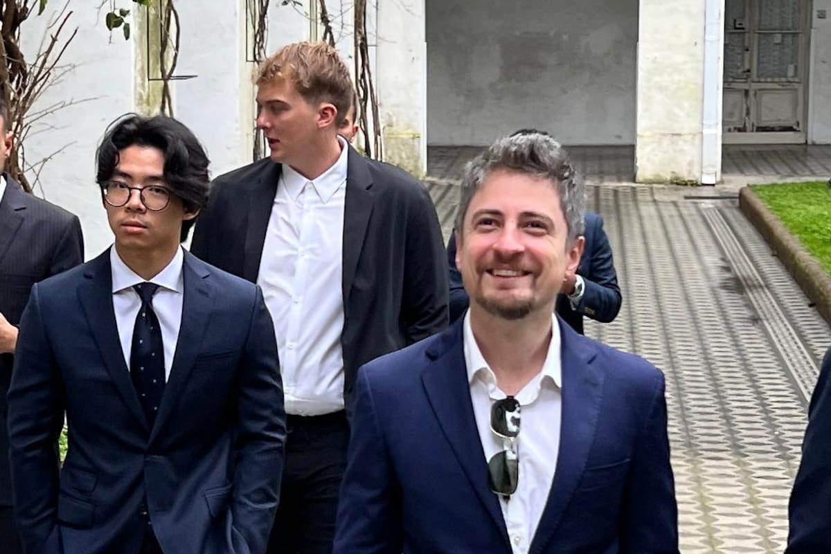 Terrones Godoy y, detrás, Hayden Davis