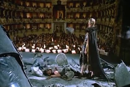 En el film Terror en la ópera hay un trabajo soberbio de puesta en escena, referencias a las versiones cinematográficas y teatrales de El fantasma de la ópera, la gran novela gótica publicada en 1910 por el francés Gastón Leroux también protagonizada por un psicópata enamorado de una cantante lírica que siembra el terror en la Ópera de París para atraer su atención.