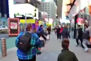 Terror en Times Square tras la explosión de una alcantarilla