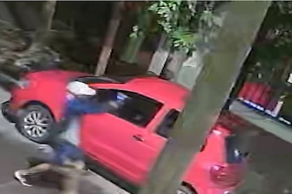 Terror en una academia de baile en Córdoba: dos jóvenes en moto dispararon a mansalva contra el local