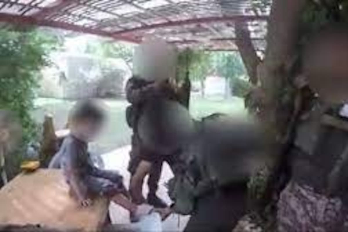 Terroristas de Hamas con niños israelíes secuestrados