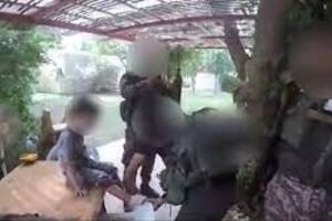 Terroristas de Hamas con niños israelíes secuestrados