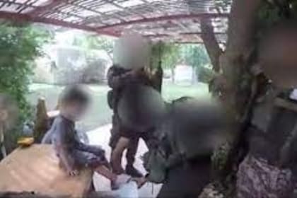 Terroristas de Hamas con niños israelíes secuestrados