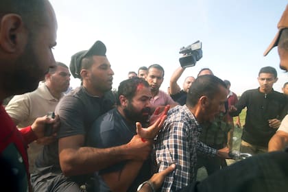 Terroristas palestinos llevan al argentino-israelí Yarden Bibas, el sábado 7 de octubre de 2023. (AP Foto/Hatem Ali, Archivo)