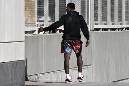 Terry Rozier, base de Miami Heat, abandona la Corte Federal de Estados Unidos por una puerta lateral después de su comparecencia, el jueves 23 de octubre de 2025, en Orlando, Florida. (AP Photo/Phelan M. Ebenhack)