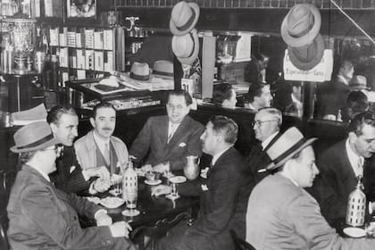 Tertulia de hombres de letras en el bar La Helvética. Manucho es el tercero. Lo acompañan Alejandro Sirio, Guillermo Guerrero Estrella, Valentín de Pedro y otros amigos.