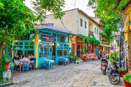 Tesalónica es considerada la capital culinaria de Grecia. Los cafés y restaurantes abundan; aportan color y diversión a una sociedad que disfruta conversar y compartir.