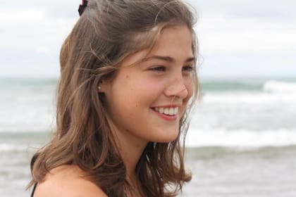 Tesi se crió en San Isidro, en una familia numerosa. De adolescente, le diagnosticaron depresión