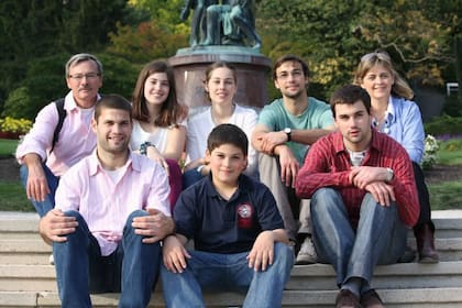 Tesi sentada a la izquierda de su papá, junto a sus cinco hermanos y su mamá