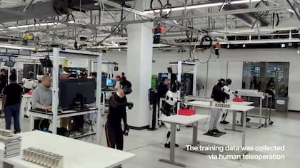 Tesla analiza los movimientos de los entrenadores para que los robots puedan copiar los gestos que permiten completar las diferentes tareas