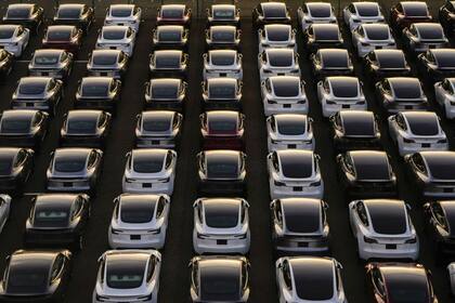 Tesla cree que la incertidumbre económica está minando sus ventas.