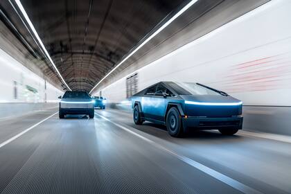 Tesla Cybertruck: la versión más avanzada, conocida como Cyberbeast, cuenta con tres motores que generan 845 caballos de fuerza
