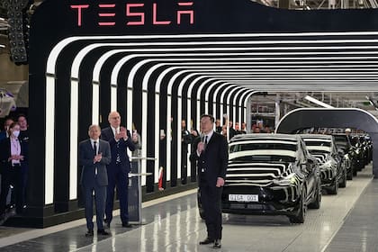 Elon Musk, junto al canciller alemán, Olaf Scholz, durante la apertura de una fábrica de Tesla en Berlin