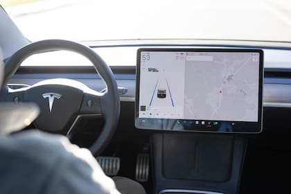 Tesla fue una de las marcas pioneras en eliminar los botones físicos y concentrar todo en la pantalla