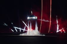 Tesla presentó un auto que “vuela” y acelera a 100 km/h en menos de un segundo