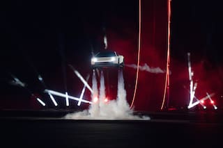 Cómo funciona la tecnología del nuevo auto de Tesla que le permite "volar"