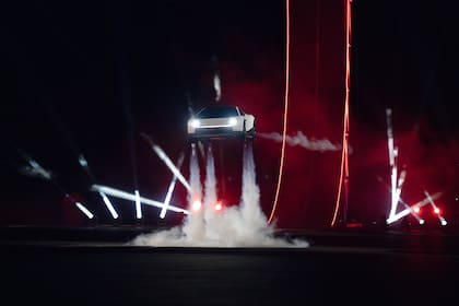 Tesla presentó un auto que “vuela” y acelera a 100 km/h en menos de un segundo